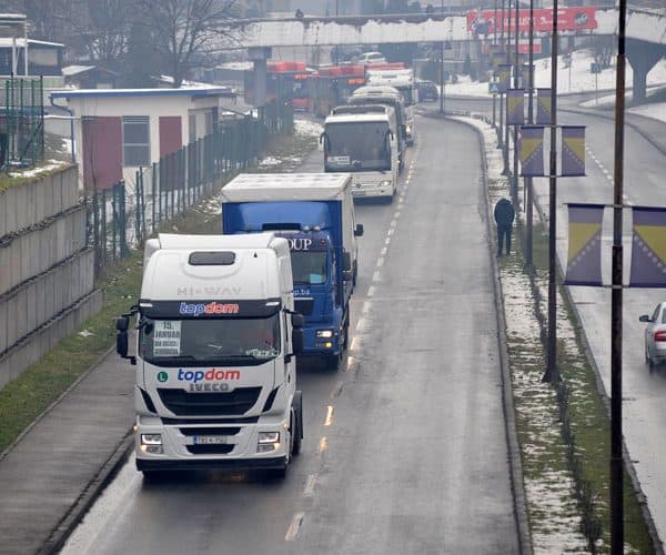 svecanim defileom tuzlanskim saobracajnicama obiljezen dan vozaca i automehanicara