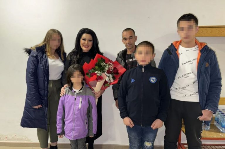 dragana mirkovic je prije koncerta u tuzli samohranom ocu devetero djece asmiru mulabdicu urucila novcanu pomoc