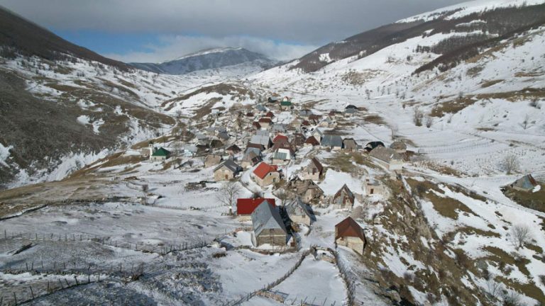 neobican zimski ugodjaj u selu na najvisoj nadmorskoj visini u bih lukomir bez snijega