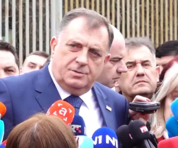 dodik prilikom rocista na sudu bih tvrdio da ne razumije bosanski jezik i da ne zna latinicu zahtjeva dokumente na cirilici