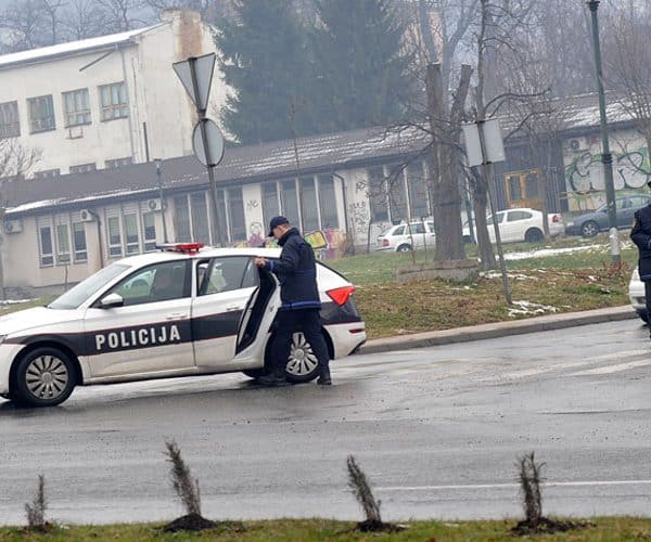 jucer u saobracajnoj nesreci u tzuzli povrijedjen pjesak vozac nakon sto ga je udario pobjegao sa lica mjesta policija za njim intenzivno traga