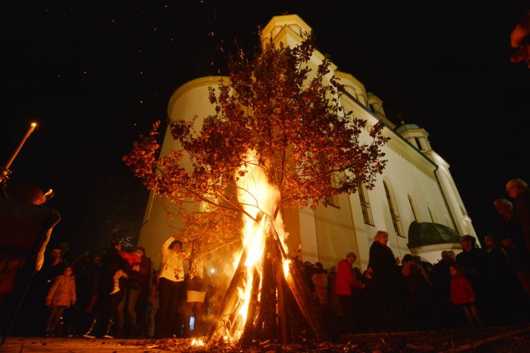 pravoslavci paljenjem badnjaka započeli proslavu bozica u tuzli