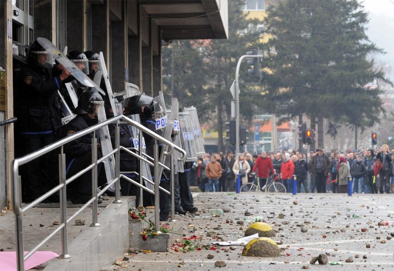 Protesti; Tuzla, 2014, policija