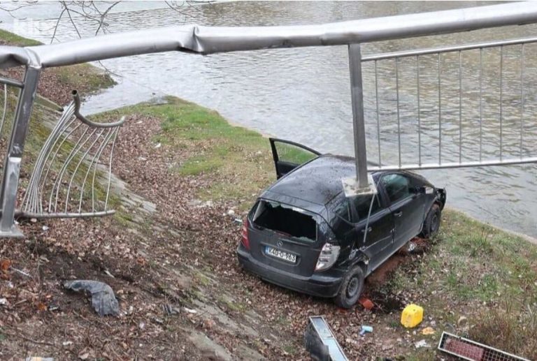 automobil nakon sto je probio ogradu na mostu zavrsio u koritu rijeke miljacke u sarajevu