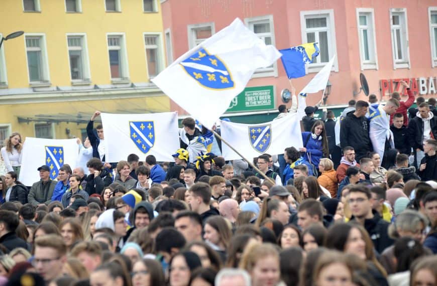 ucenici osnovnih i srednjih skola iz tuzle na tsrgu slobode obiljezili dan nezavisnosti bih