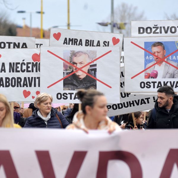 U Tuzli održana nova masovna protestna šetnja za Amru Kahrimanović (Foto/Video)