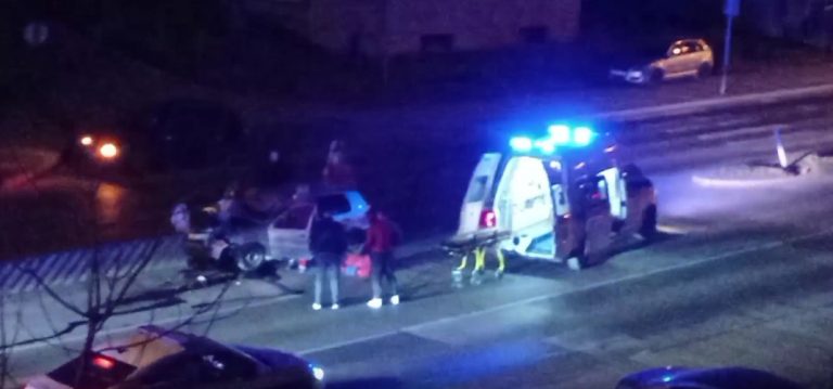 jutros oko 2 sata iza ponoci u tuzlanskom naselju miladije doslo je do saobracajne nesrece kada je automobil zavrsio u betonskom zidu