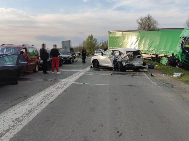 vozac kamiona drzavljanin rumunije osumnjicen je za tesku nesrecu na granici bih i hrvatske u staroj gradisci u kojoj je povrijedjeno 18 osoba