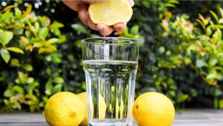 mlaka voda limun i kasika meda odlicna kombinacija za pocetak dana