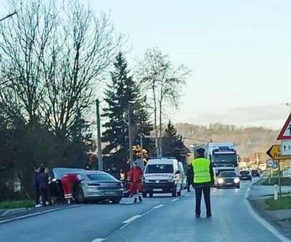 Tuzla: Četvero povrijeđenih nakon sudara dva automobila u Dobrnji