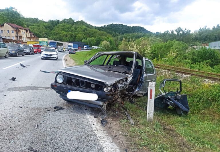U sudaru dva automobila kod Srebrenika povrijeđene 3 osobe