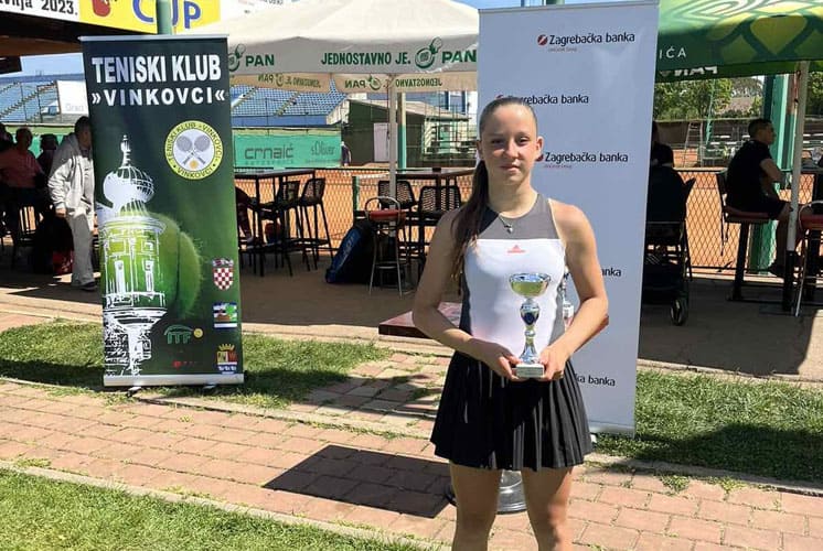 zana kunosic mlada teniserka iz tuzle postigla zapazen rezultet na turniru u vinkovcima