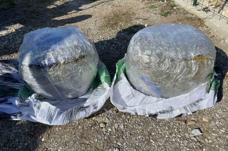 dvije osobe u dzakovima na ledjimaiz prvaca albanije u crnu goru unijeli 26 kilograma marihuane uhapsila ih crnogorska policija