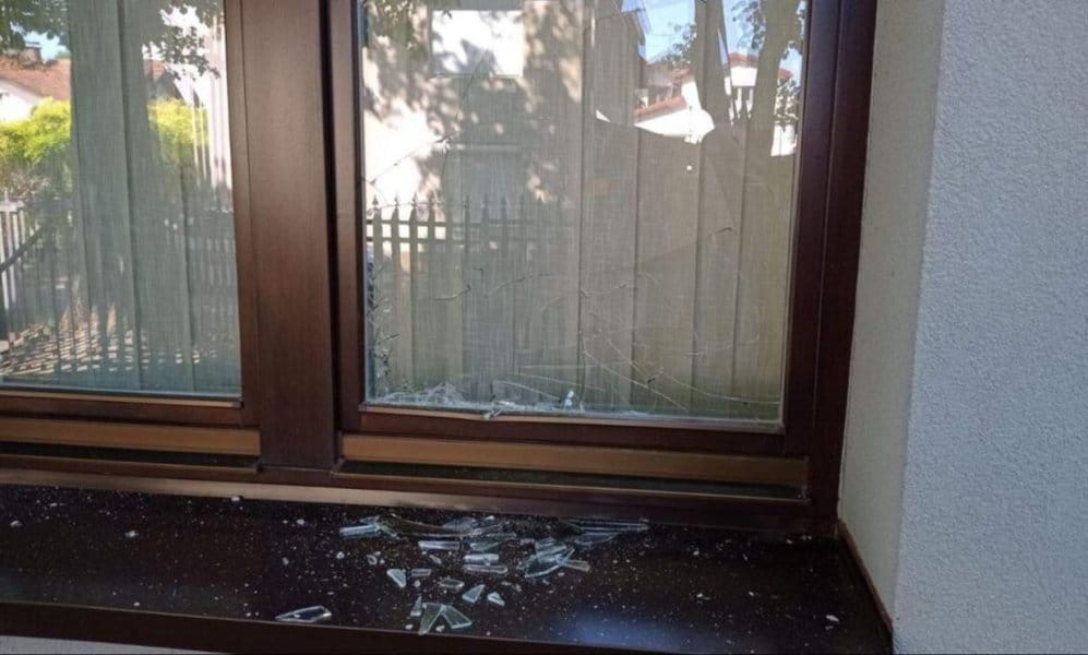 vandali razbili prozor na medresi u banja luci snimile ih nadzorne kamere