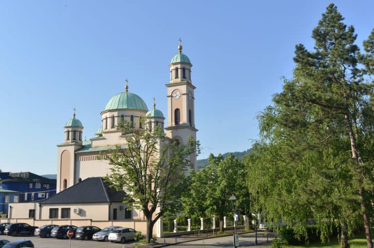 sluzbenici kriminalistickog odjela pu tuzla identifikovali su a nakon toga i uhapsili dva muskarca koja se sumnjice za provalu u pravoslavnu crkvu u tuzli