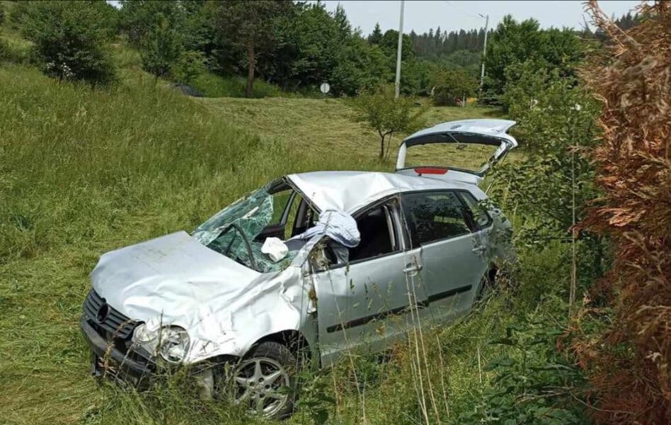 vozac izgubio kontrolu nad automobilom i izletio sa kolovoza na putu sarajevo - tuzla u mjestu dolovi povrijedjene tri osobe