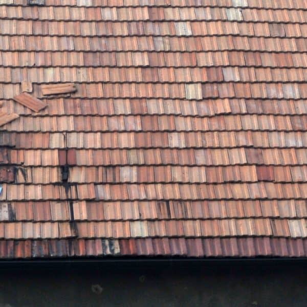 Opasnost vreba sa krovova u starom jezgru Tuzle (Foto)