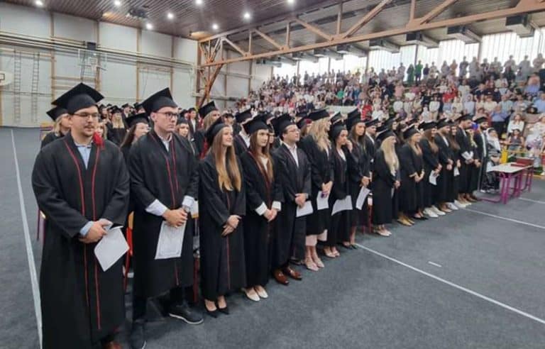 univerzitet u tuzli promovisao 378 diplomanata i magistranata