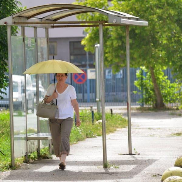 Pogledajte kako protiče ovogodišnji najtopliji dan na ulicama Tuzle (Foto)