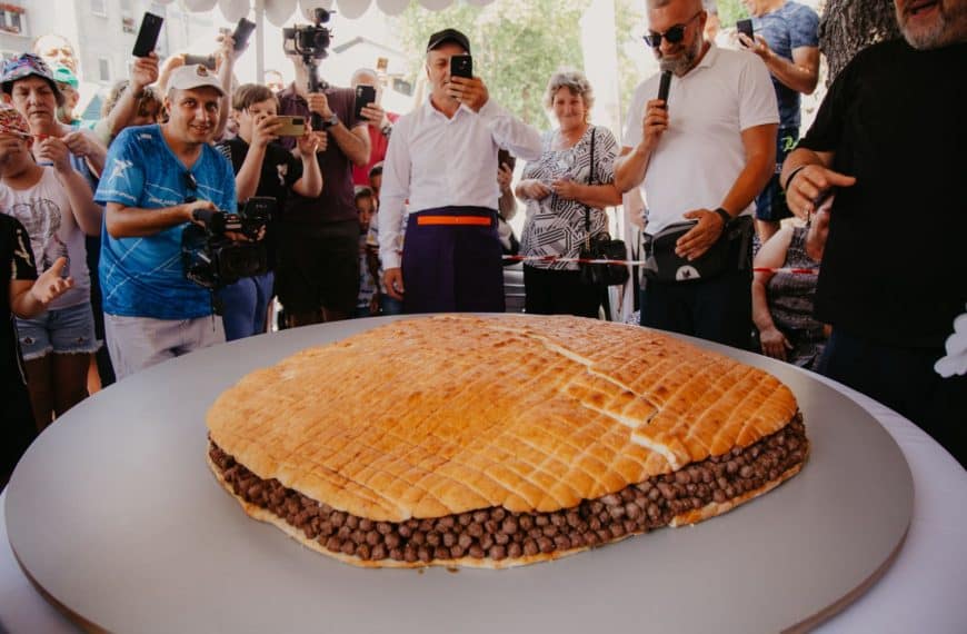 Svjetski rekord u Živinicama: Napravljena porcija sa 2.499 ćevapa! (Foto)