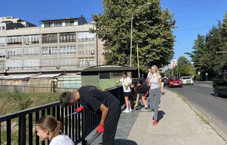 mladi okupljeni preko udruzenja zemlja djece iz svih krajeva grada tuzla ofarbali ogradu saobracajnog i pjesackom mosta u naselju brcanska malta