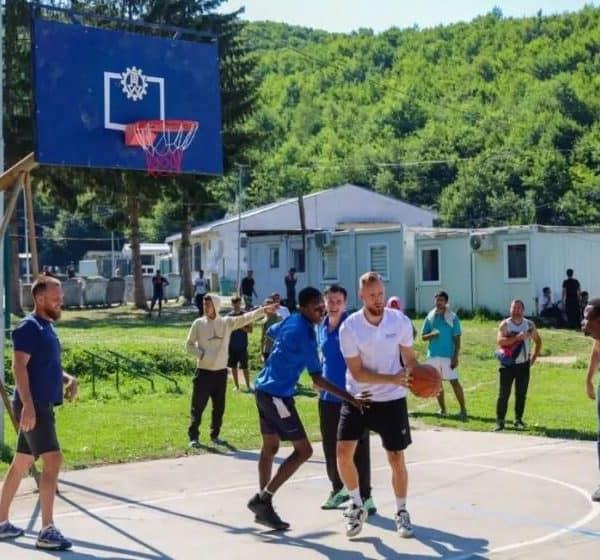 dzanan musa posjetio migrantske centre u kantonu sarajevo druzio se i igrao kosarku s migrantima