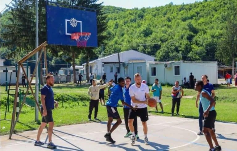 dzanan musa posjetio migrantske centre u kantonu sarajevo druzio se i igrao kosarku s migrantima