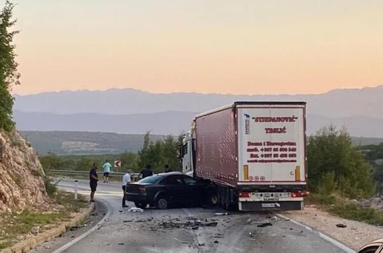 u sudaru kamiona i automobila kod posusja poginula jedna osoba