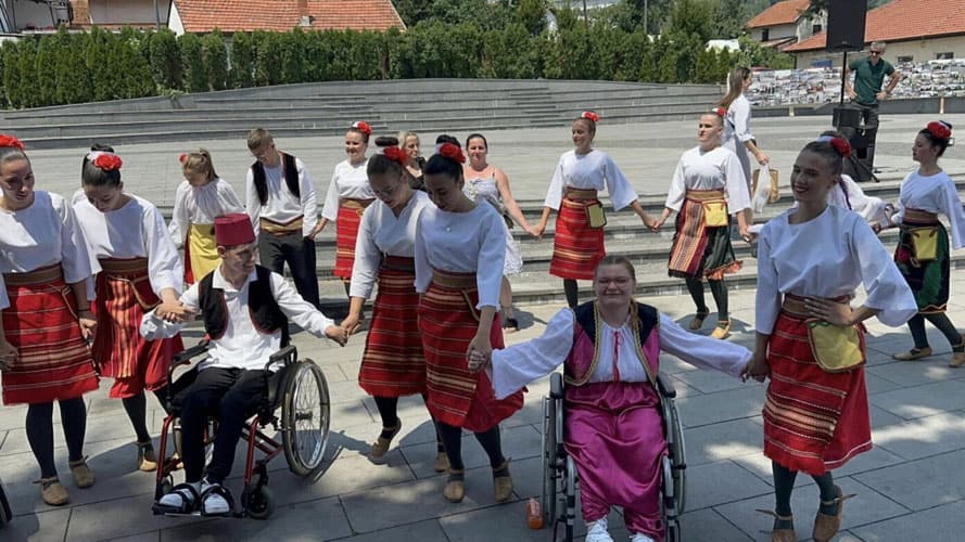 zajednicki nastup folklornog ansambla panonija i sticenika centra koraci nade na trgu slobode u tuzli