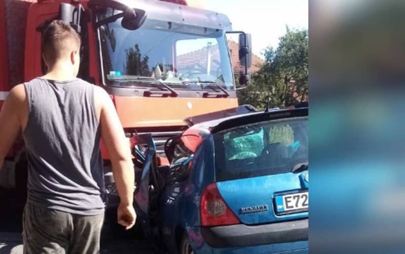 dvije osobe zadobile su teske tjelesne povrede u sudaru kamiona i automobila u mjestu gnojnica kod lukavca