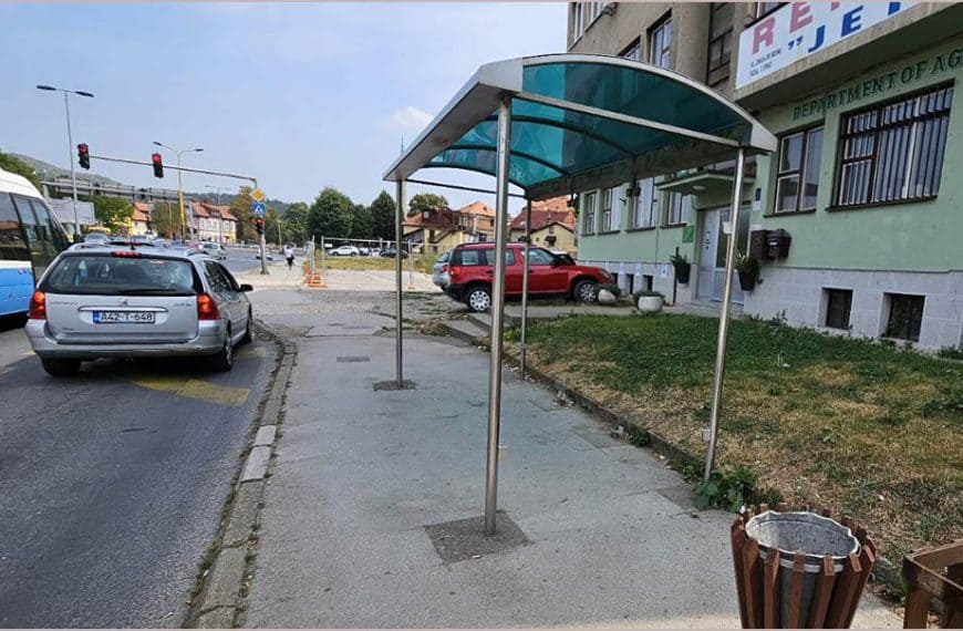 Objektivom: Devastirana autobuska stajališta u gradu (Foto)