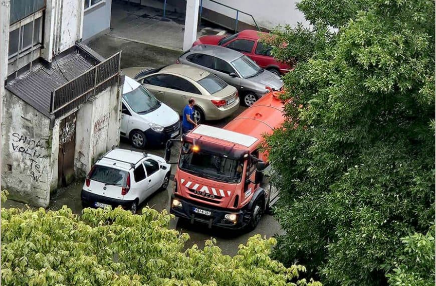 Objektivom: Pranje ulica u vrijeme nestašice vode (Foto/Video)