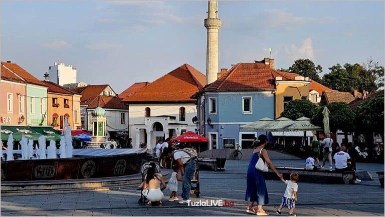 omladinski pokret revolt pozbvao gradajane tuzle na mirno okupljanje u znak podrske i sjecanja nakoi n tragicne tramvajske nesrece u sarajevu