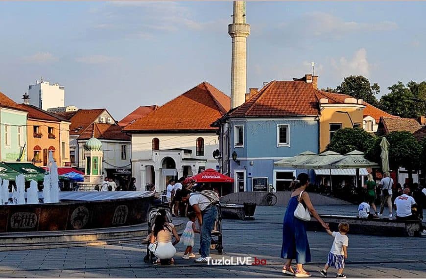 omladinski pokret revolt pozbvao gradajane tuzle na mirno okupljanje u znak podrske i sjecanja nakoi n tragicne tramvajske nesrece u sarajevu