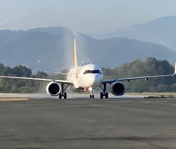 na tuzlanski aerdrom jutros sletio prvi avion turske kompanije pegasus koji ce subotom letjeti za istanbul