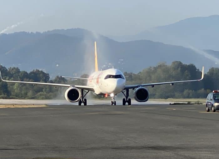 na tuzlanski aerdrom jutros sletio prvi avion turske kompanije pegasus koji ce subotom letjeti za istanbul