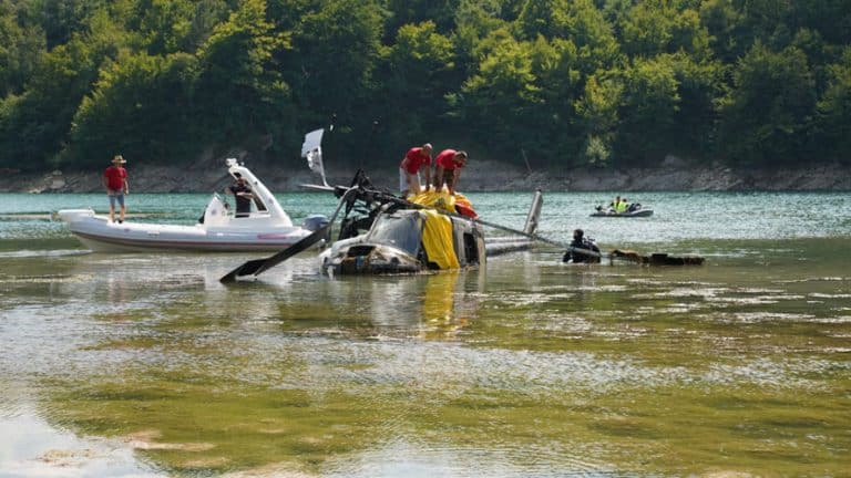 pripadnici federalne uprave civilne zastite izvukli se helikopter osbih iz jablanickog jezera