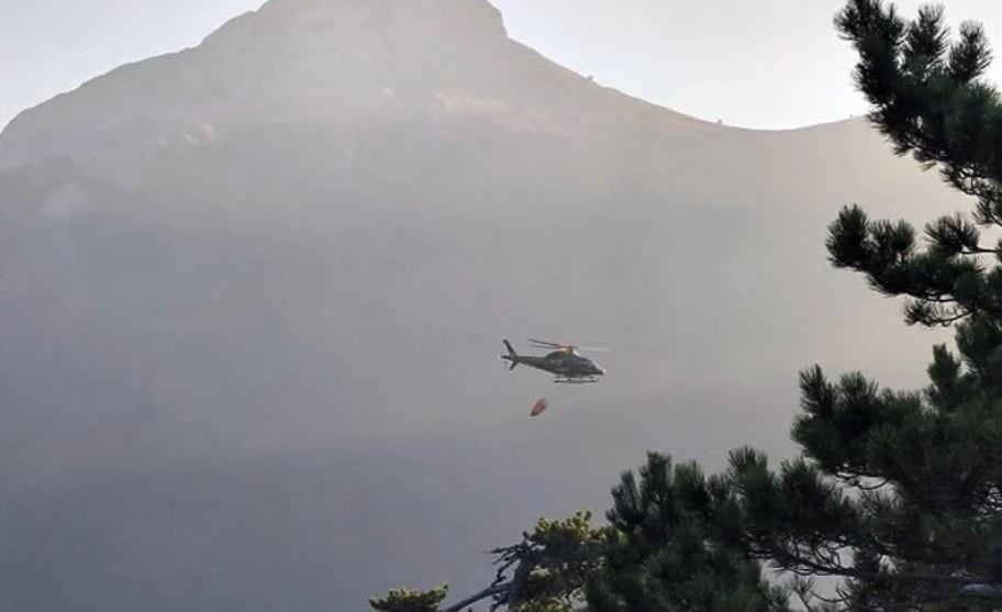 od jutros i helikopter os bih ucestvuje u gasenju pozara na tjentistu koji prijeti nacionalnom parku sutjeska