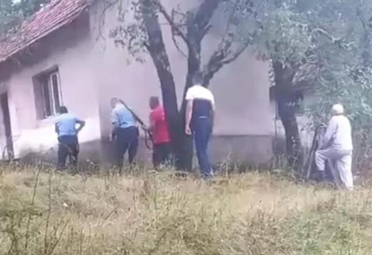 lice koje se jucer zatvorilo u napustenu kucu u nevesinju i pucalo na policajce likvidirano je sinoc oko 23 sata