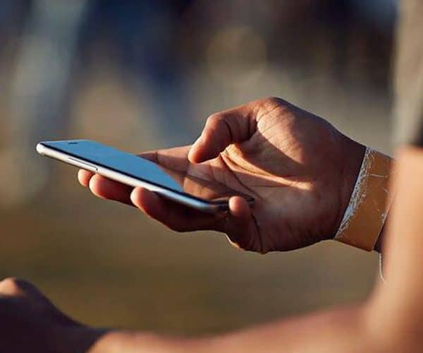 mladi koriste poruke ne vole razgovor mobilni telefon istrazivanje britanska agencija
