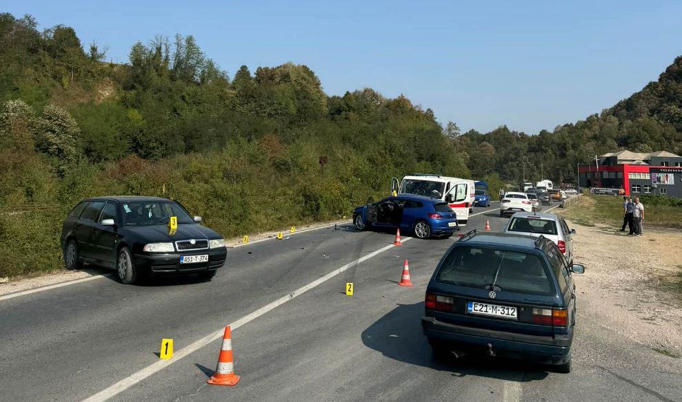 na magistralnom putu m18 kod srebrenika dogodila se saobracajna nesreca u kojoj su povrijedjene dvije osobe sudar vozila hitne pomoci i dva automobila