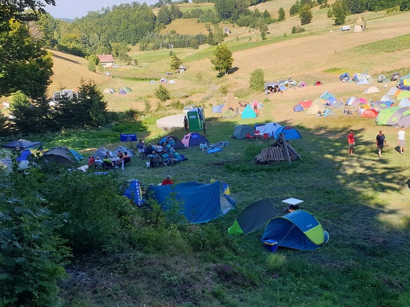 nekoliko stotina planinara iz 120 planinarskih udruzenja u fbih okupilo se na godisnjem druzenju na planini pogorelica kod fojnice