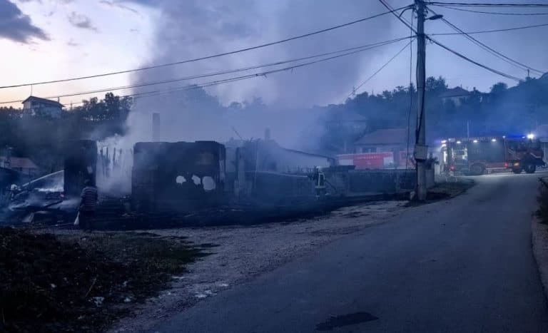 izgorila baraka zenica porodica izasla na vrijeme nema povrijedjenih