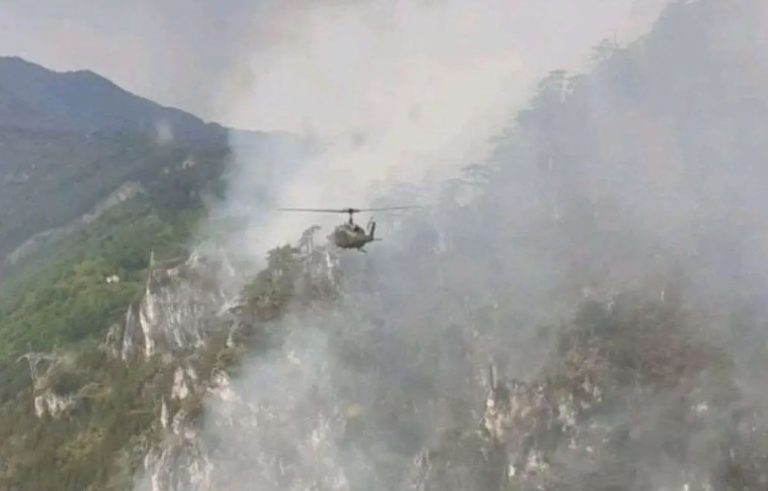 helikopteri osbih angazovani na gasenju pozara u okolini konjiuca