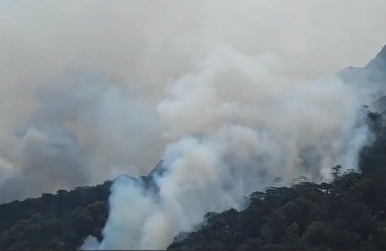 pozar u rejonu tjentiszta i nacionalnog parka sutjeska projeti da prekine putnu komunikaciju izmedju foce i gacka od jutros u pomoc pri gasenju pristize i helikopter iz srbije