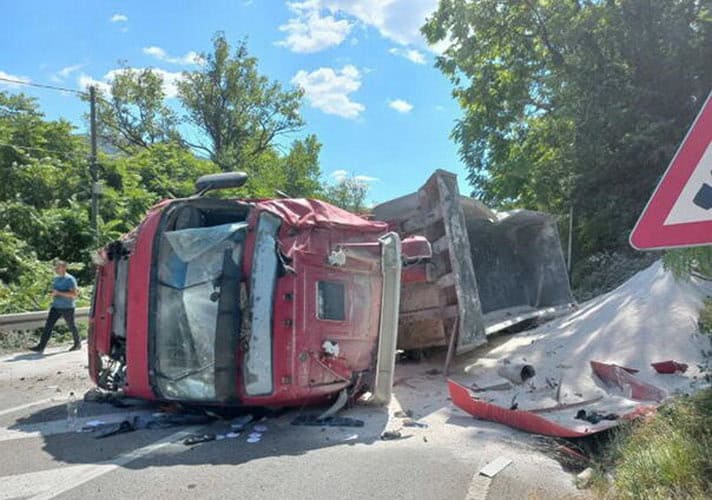 kamion prevrtanje magistralni put banja luka - karanovac povrijedjen sofer