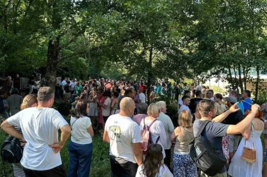 protesti gradjana u mjestima srbi i donja suvaja u hrvatskoj povodom najave gradnje hidrocentrale na izvoristu rijeke une