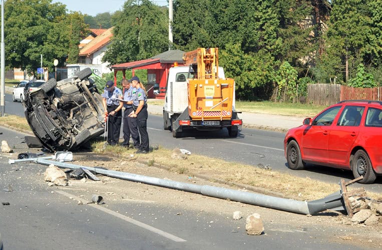 teska saobracajna nesreca jutros se dogodila u tuzlanskom naselju solana u sudaru dva automobila povrijedjene tri osobe