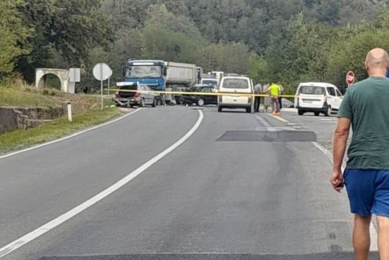 u teskoj saobracajnoj nesreci u kojoj su ucestvovali kamion i cetiri automobila kod zepca povrijedjeno 7 osoba