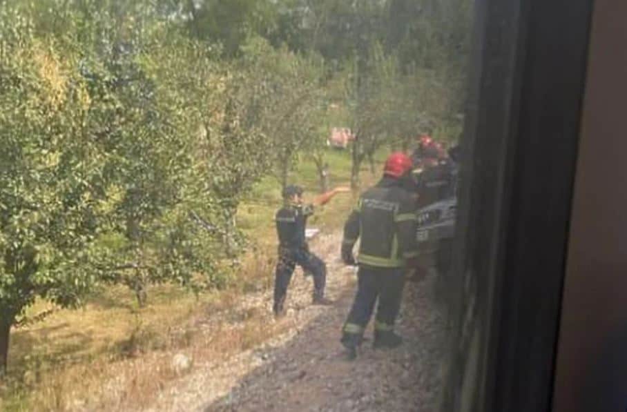 dvoje djece i muskarac poginuli a jedna osoba tesko povrijedjena kada su automobilom podletili pod voz na pruznom prelazu kod lazarevca